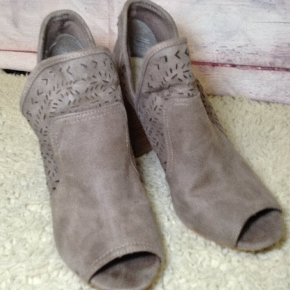 Fergalicious by Fergie, Taupe 8.5M peep toe booties, Sexy, Girlhoodcore, Retro